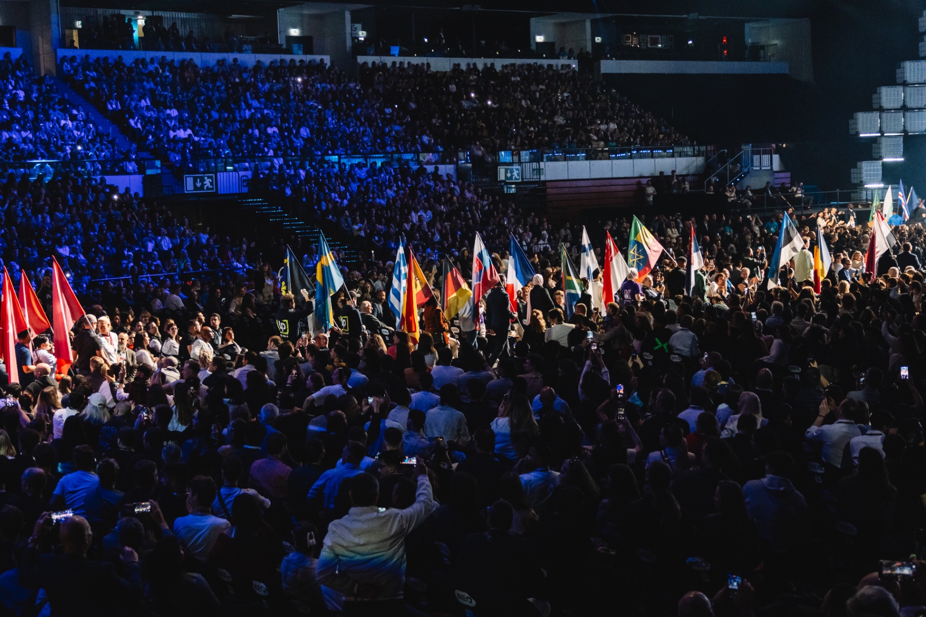 Plateia do Web Summit com bandeiras de vários países